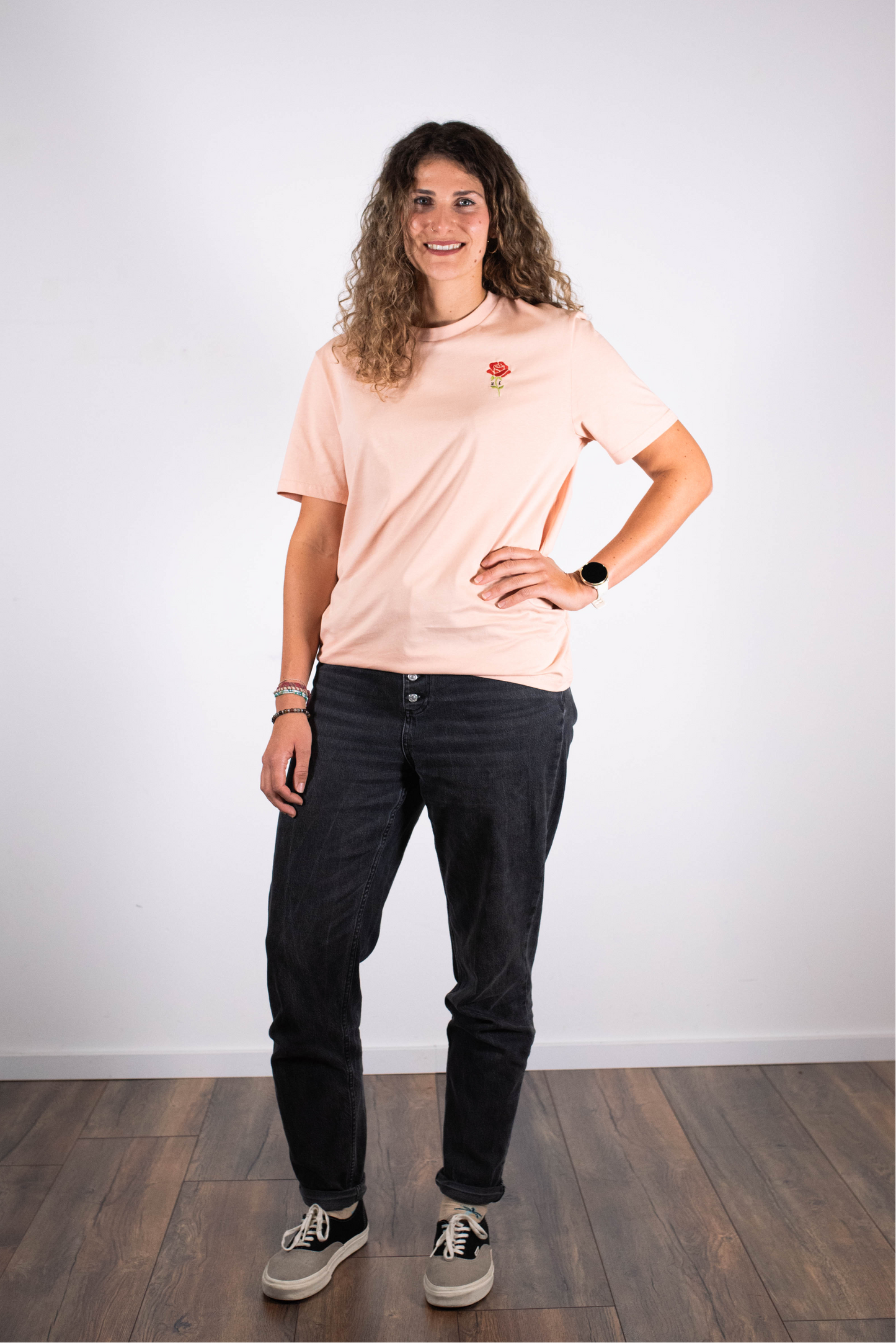 Model Ganzkörperaufnahme, Produkt T-Shirts, Motiv He Rose, Farbe Fraiche Peche