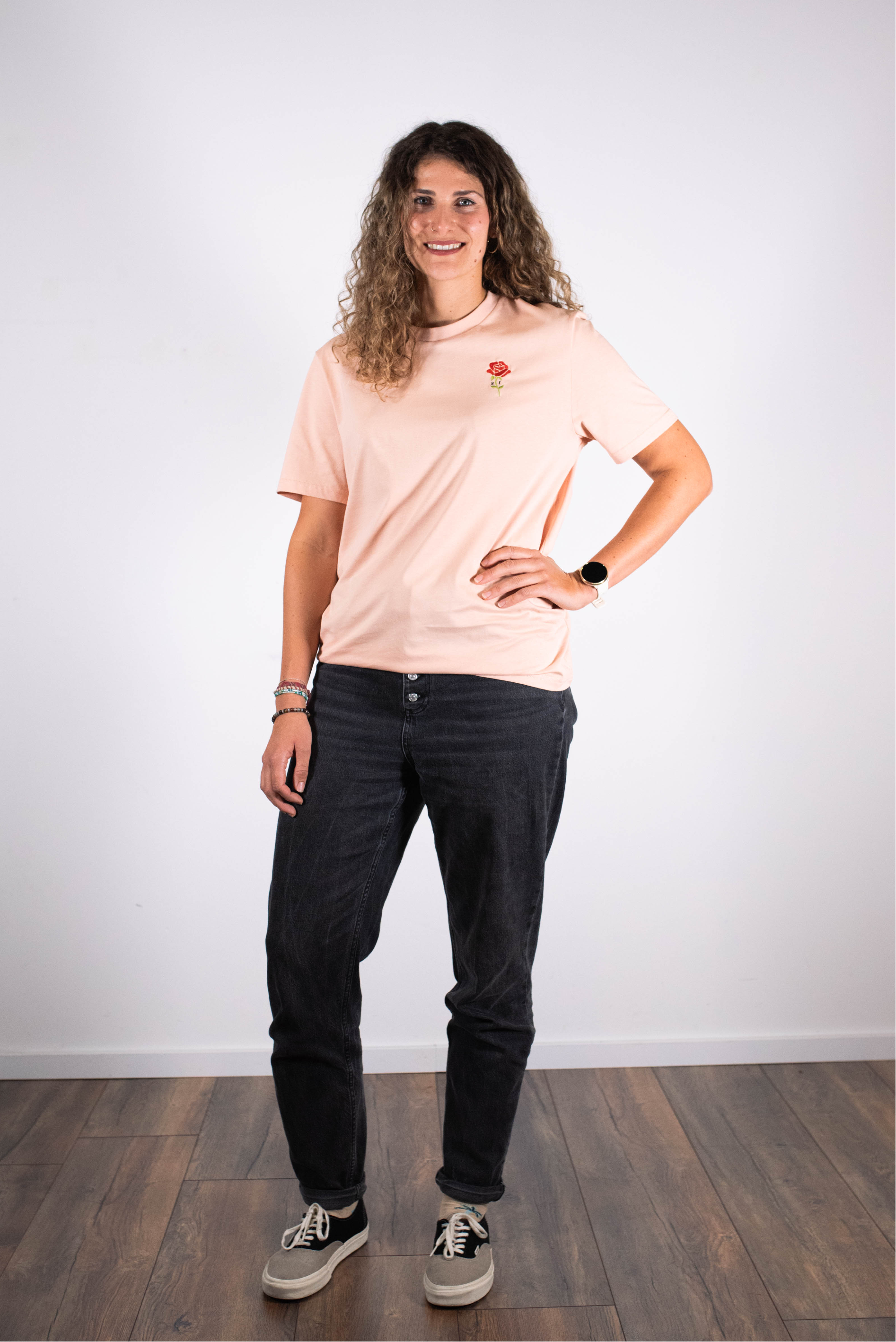 Model Ganzkörperaufnahme, Produkt T-Shirts, Motiv He Rose, Farbe Fraiche Peche