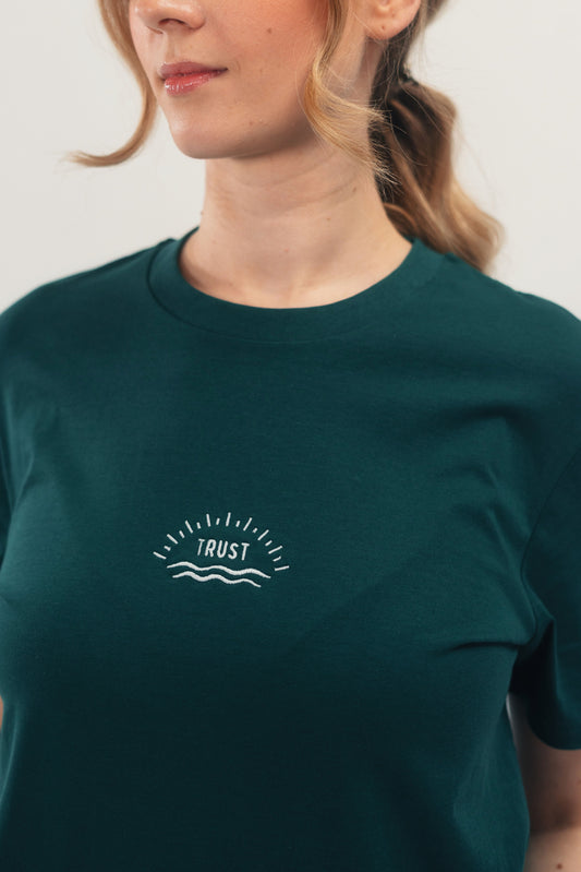 Model Nahaufnahme, Produkt T-Shirt, Motiv Trust, Farbe Glazed Green