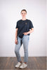 Model Ganzkörperaufnahme, Produkt T-Shirt, Motiv Same Same not Different, Farbe India Ink Grey