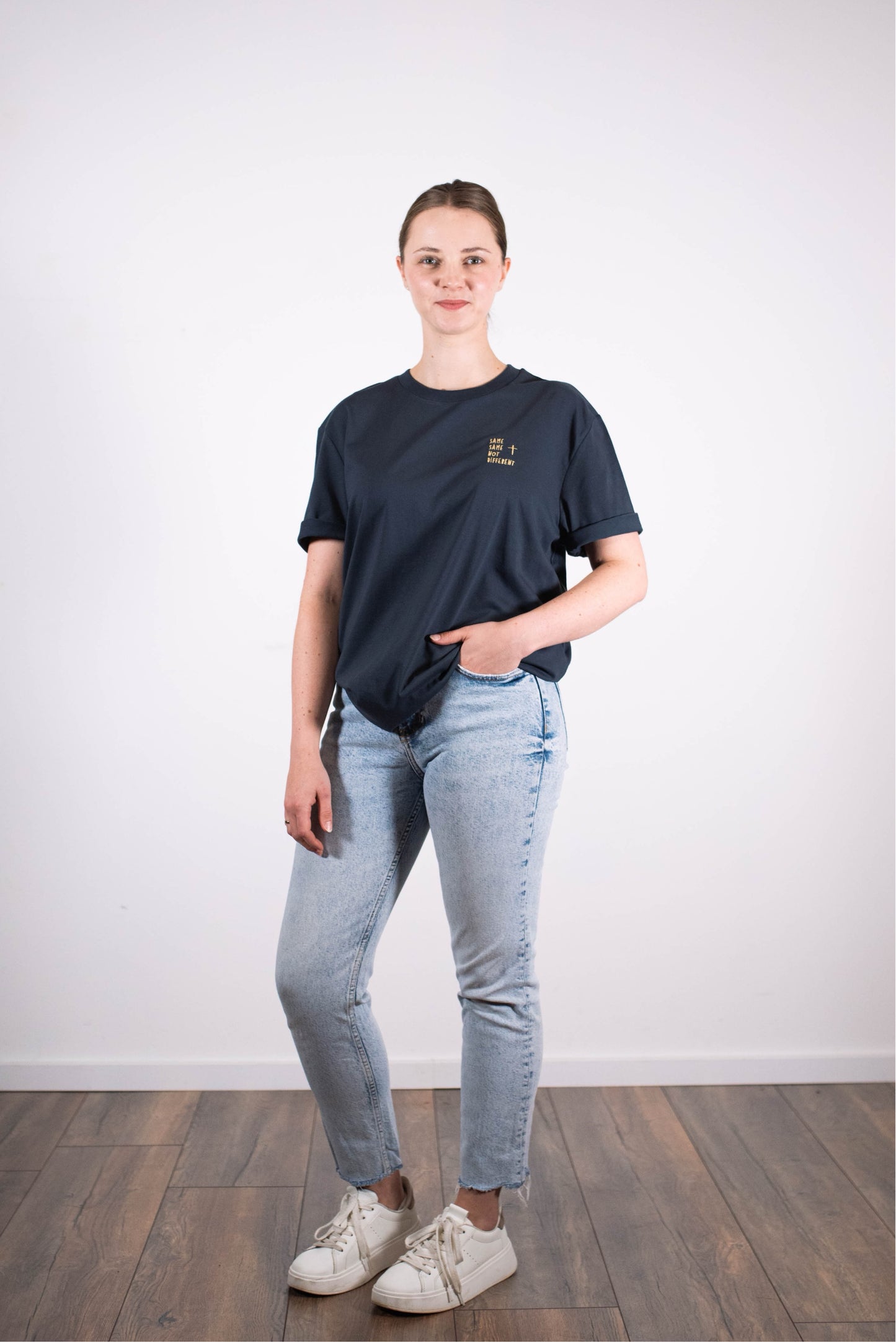 Model Ganzkörperaufnahme, Produkt T-Shirt, Motiv Same Same not Different, Farbe India Ink Grey