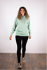 Model Ganzkörperaufnahme, Produkt Hoodie, Motiv Seek first the Kingdom, Farbe Aloe