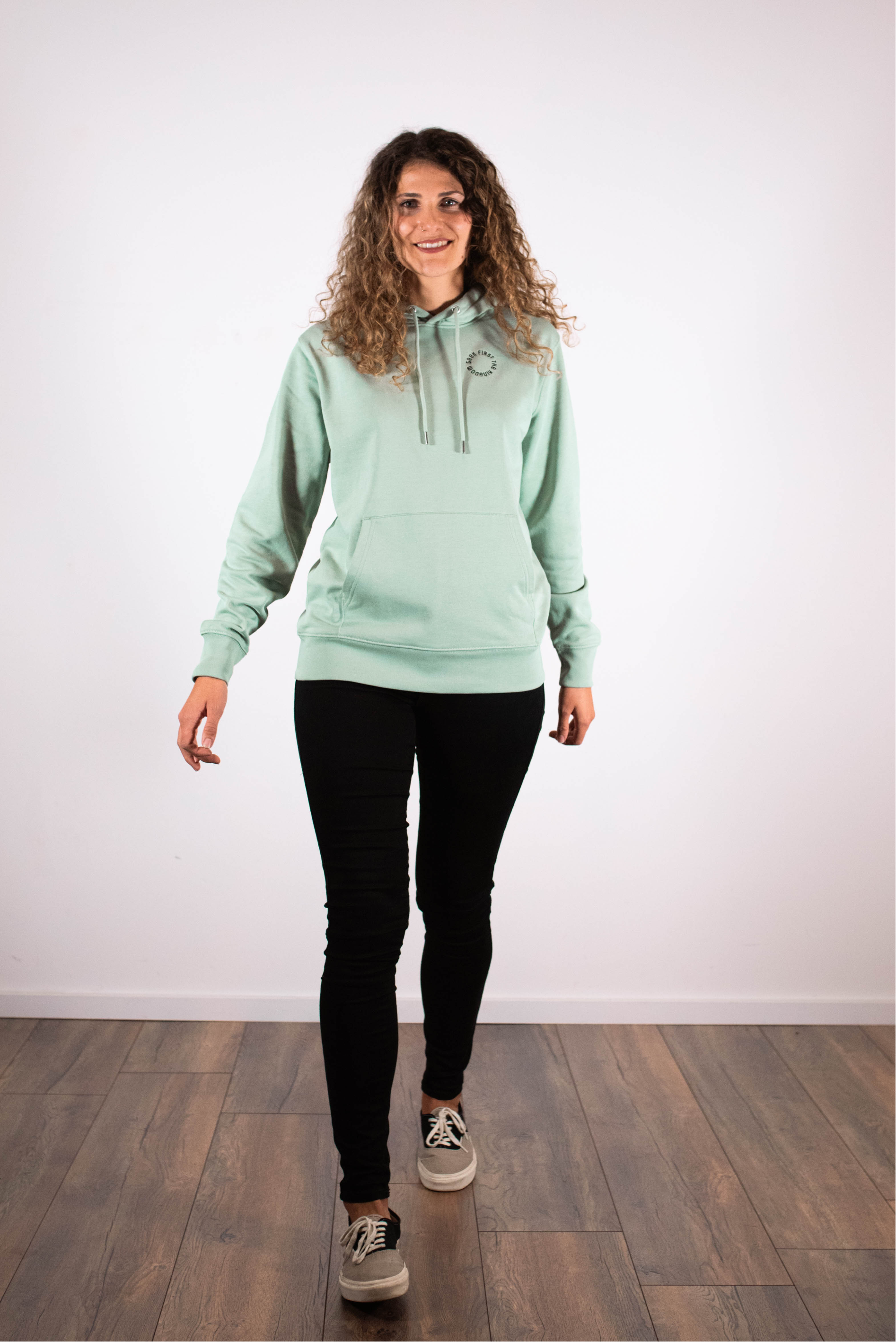 Model Ganzkörperaufnahme, Produkt Hoodie, Motiv Seek first the Kingdom, Farbe Aloe