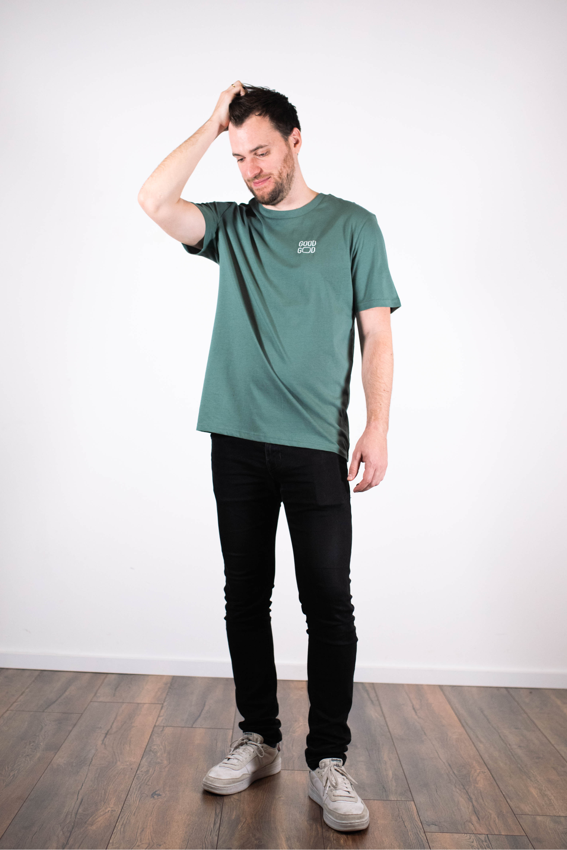 Model Ganzkörperaufnahme, Produkt T-Shirts, Motiv Good God, Farbe Green Bay