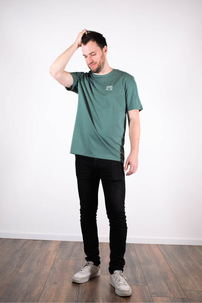Model Ganzkörperaufnahme, Produkt T-Shirts, Motiv Good God, Farbe Green Bay