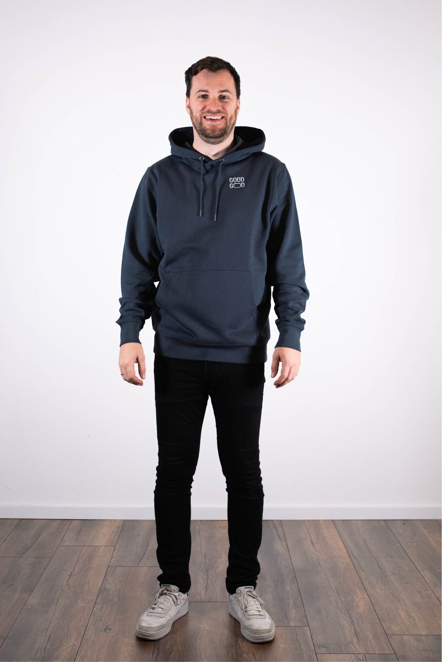 Model Ganzkörperaufnahme, Produkt Hoodie, Motiv Good God, Farbe India Ink Grey