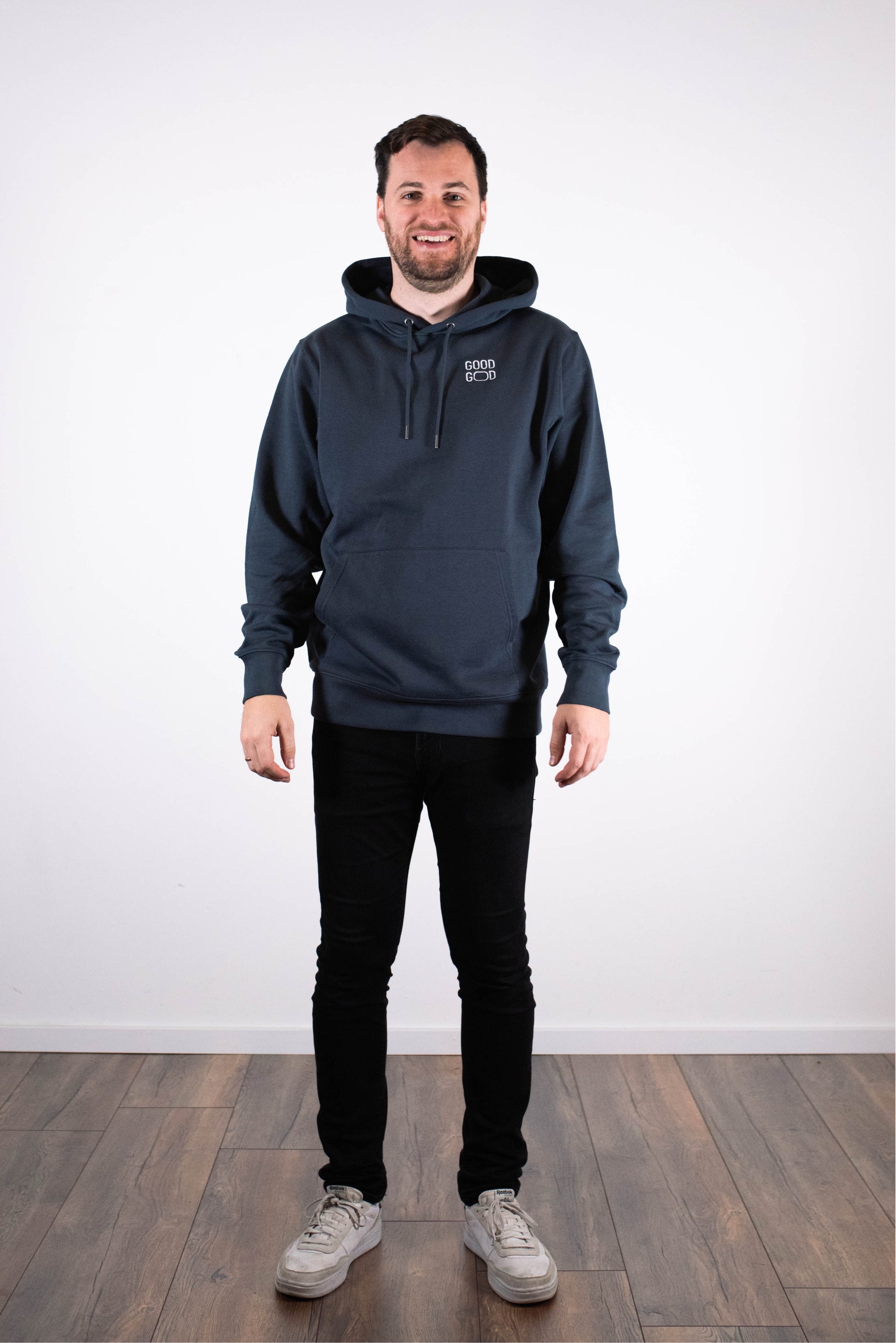 Model Ganzkörperaufnahme, Produkt Hoodie, Motiv Good God, Farbe India Ink Grey