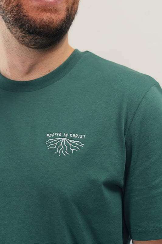 Model Nahaufnahme, Produkt T-Shirt, Motiv Rooted in Christ, Farbe Green Bay