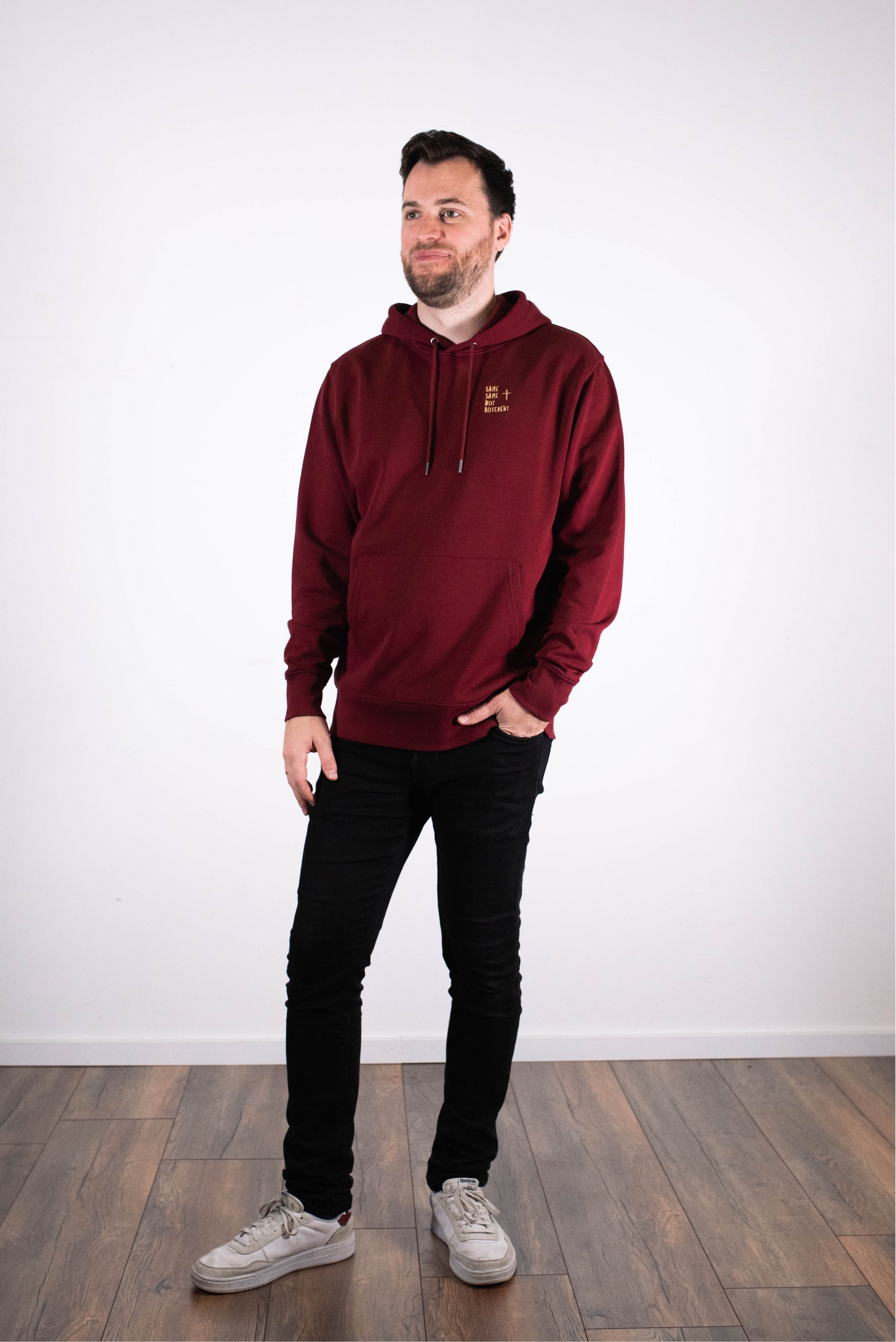 Model Ganzkörperaufnahme, Produkt Hoodie, Motiv Same Same not Different, Farbe Burgundy