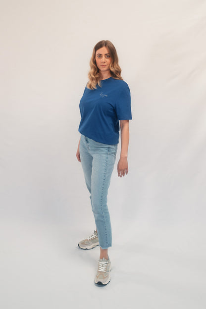 Model Ganzkörperaufnahme, Produkt T-Shirt, Motiv [Jesus], Farbe Worker Blue