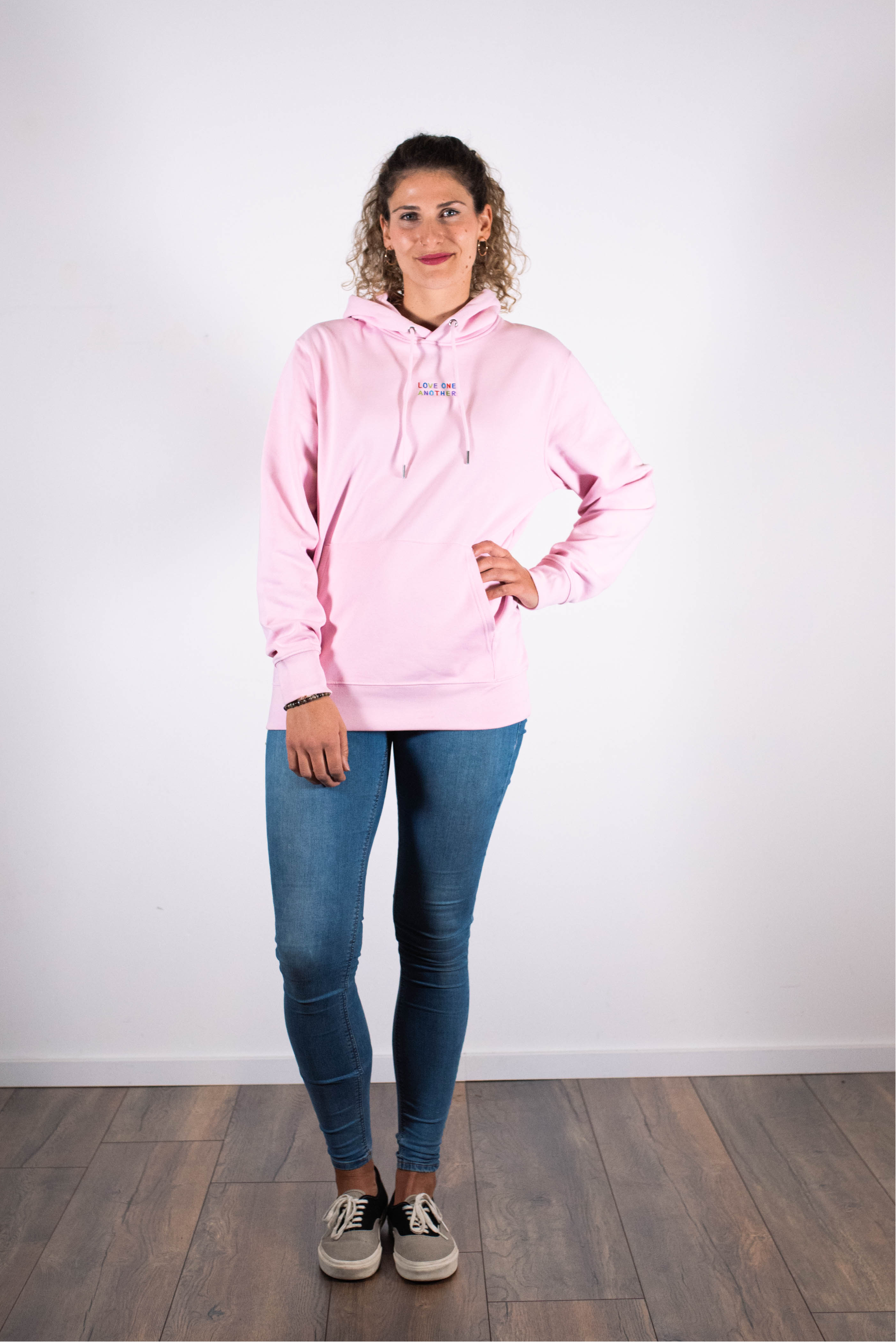 Model Ganzkörperaufnahme, Produkt Hoodie, Motiv Love One Another, Farbe Cotton Pink