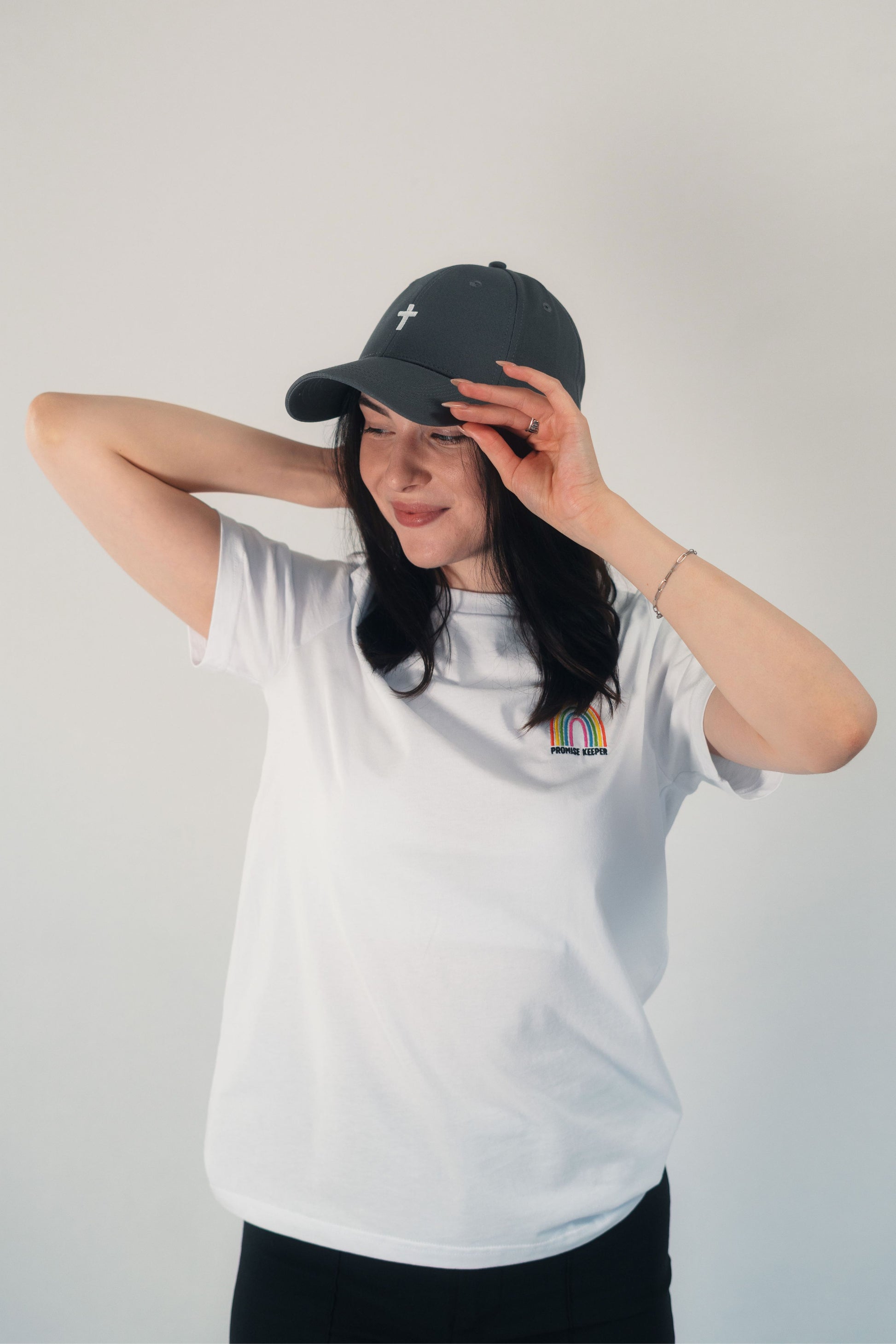 Model Oberkörperaufnahme 2, Produkt Baseball Cap, Motiv Kreuz, Farbe Charcoal