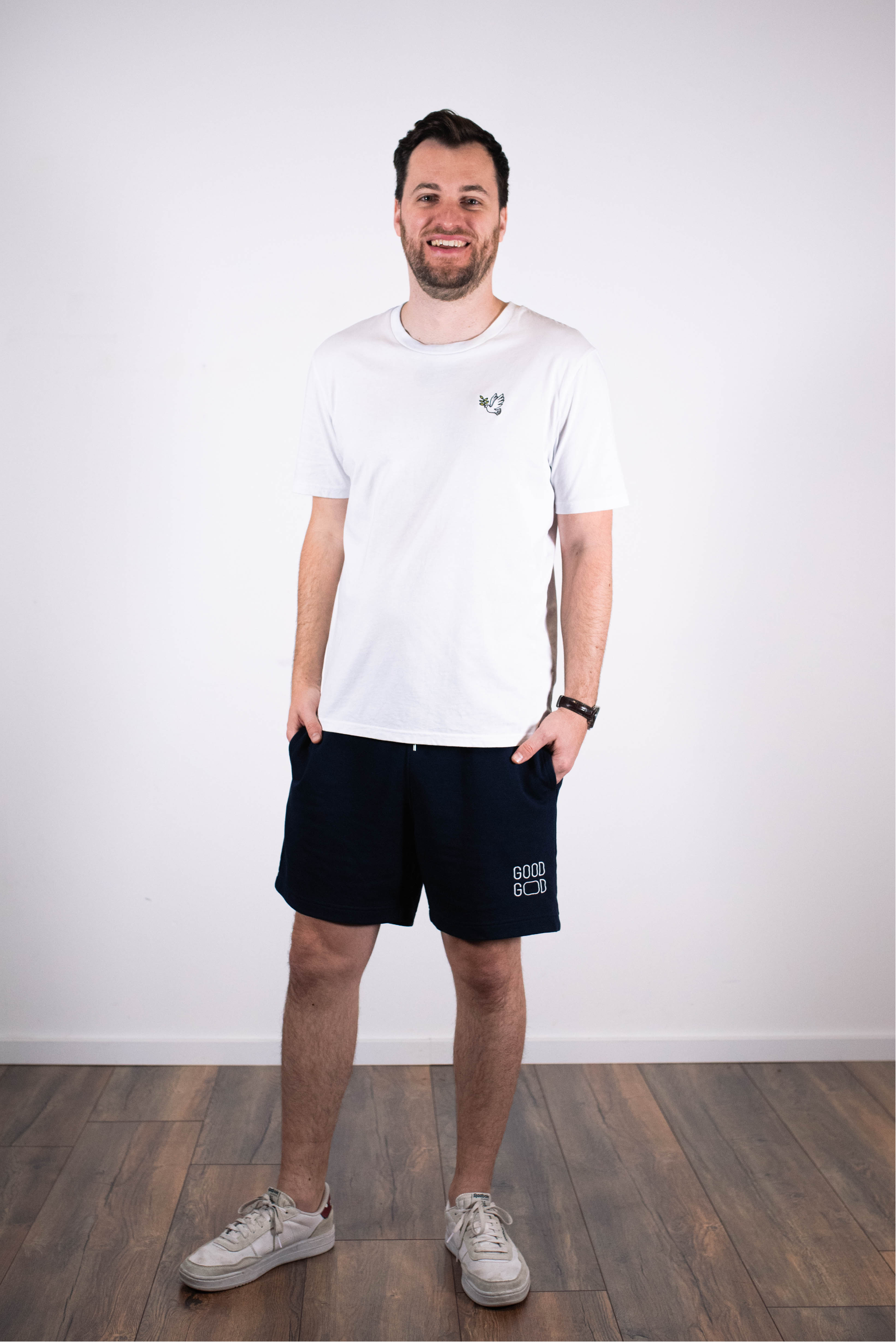 Model Ganzkörperaufnahme, Produkt Shorts, Motiv Good God, Farbe French Navy
