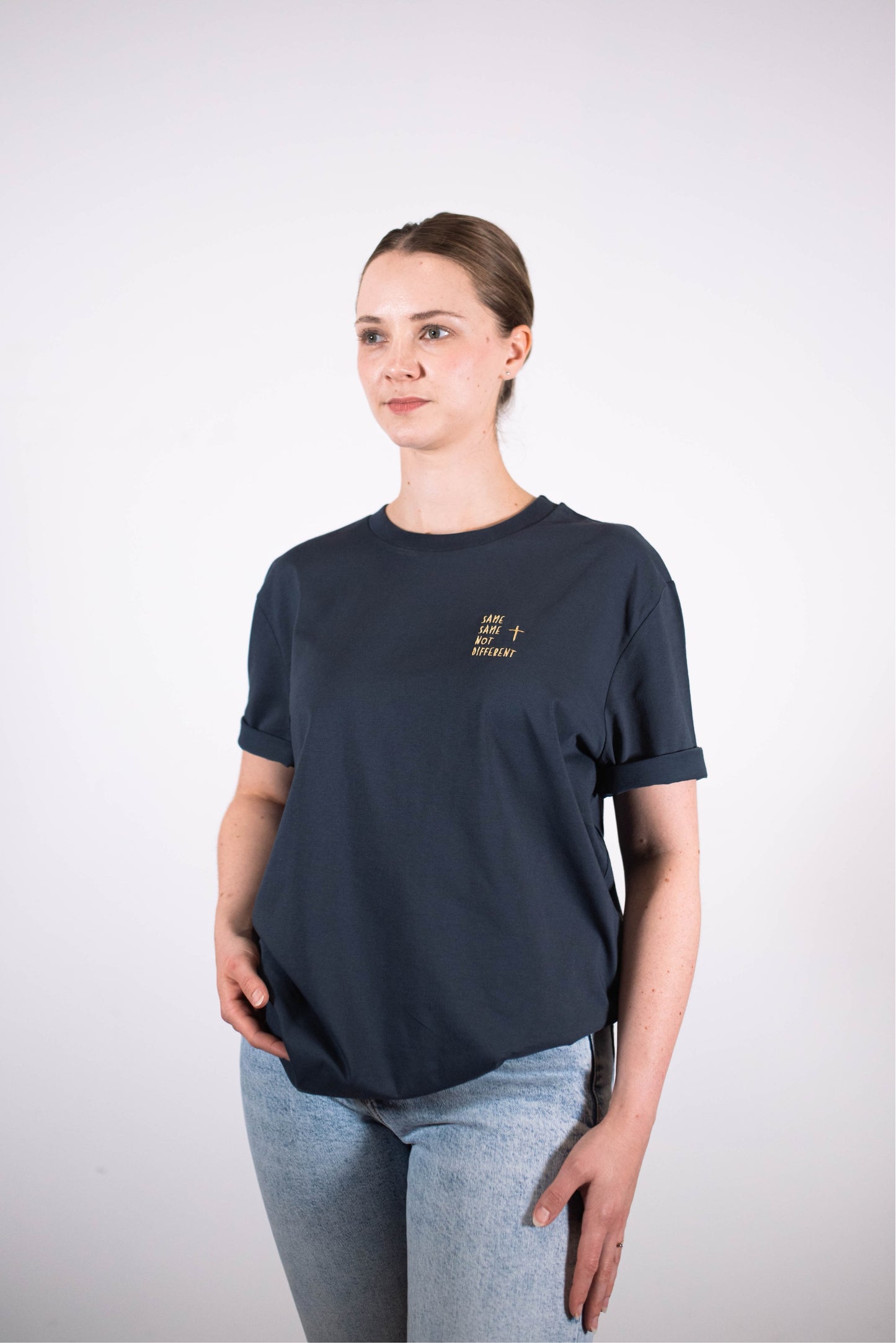 Model Oberkörperaufnahme, Produkt T-Shirt, Motiv Same Same not Different, Farbe India Ink Grey