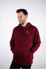 Model Oberkörperaufnahme, Produkt Hoodie, Motiv Same Same not Different, Farbe Burgundy