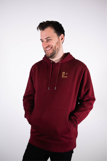 Model Oberkörperaufnahme, Produkt Hoodie, Motiv Same Same not Different, Farbe Burgundy
