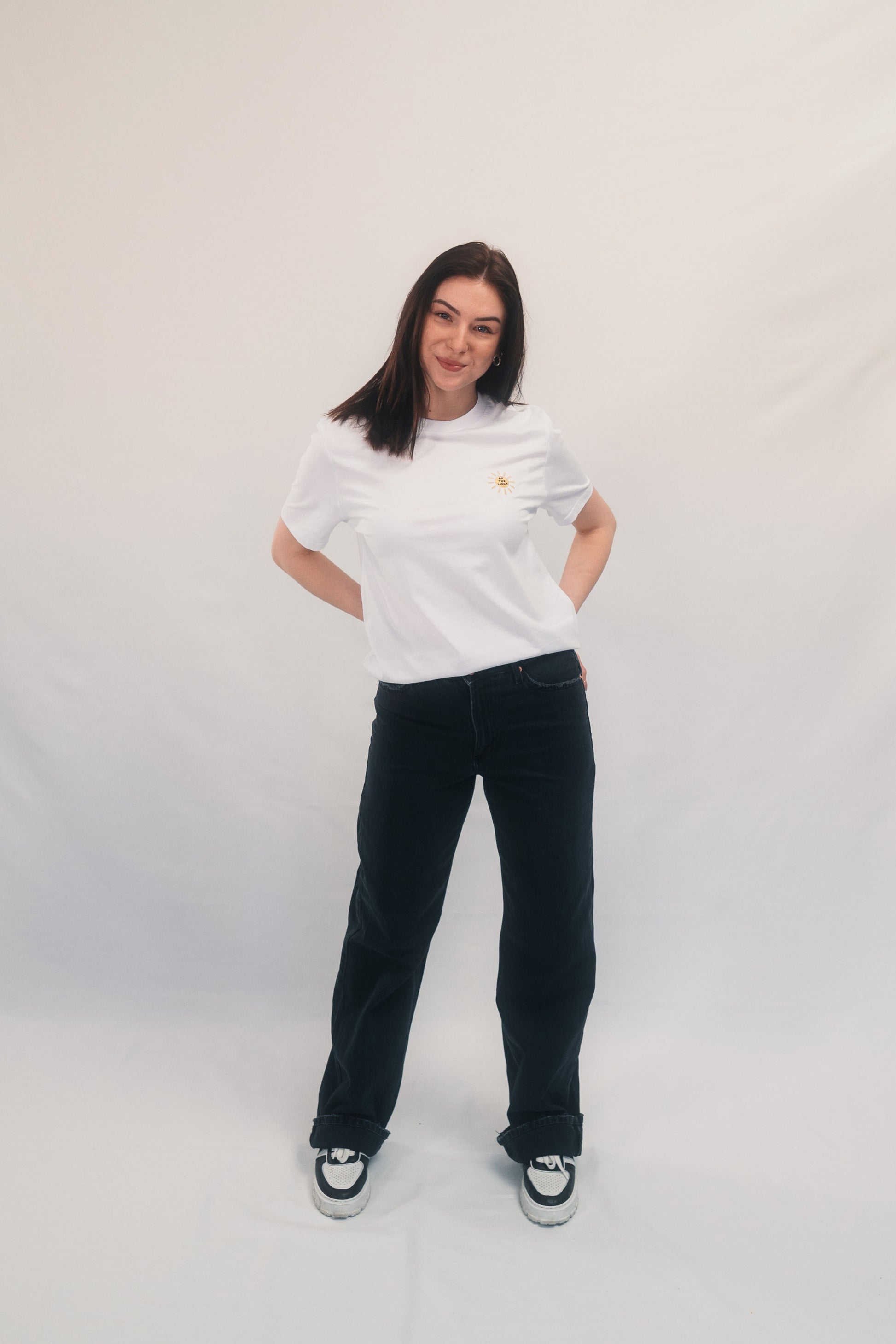 Model Ganzkörperaufnahme, Produkt T-Shirt, Motiv Be the Light, Farbe White