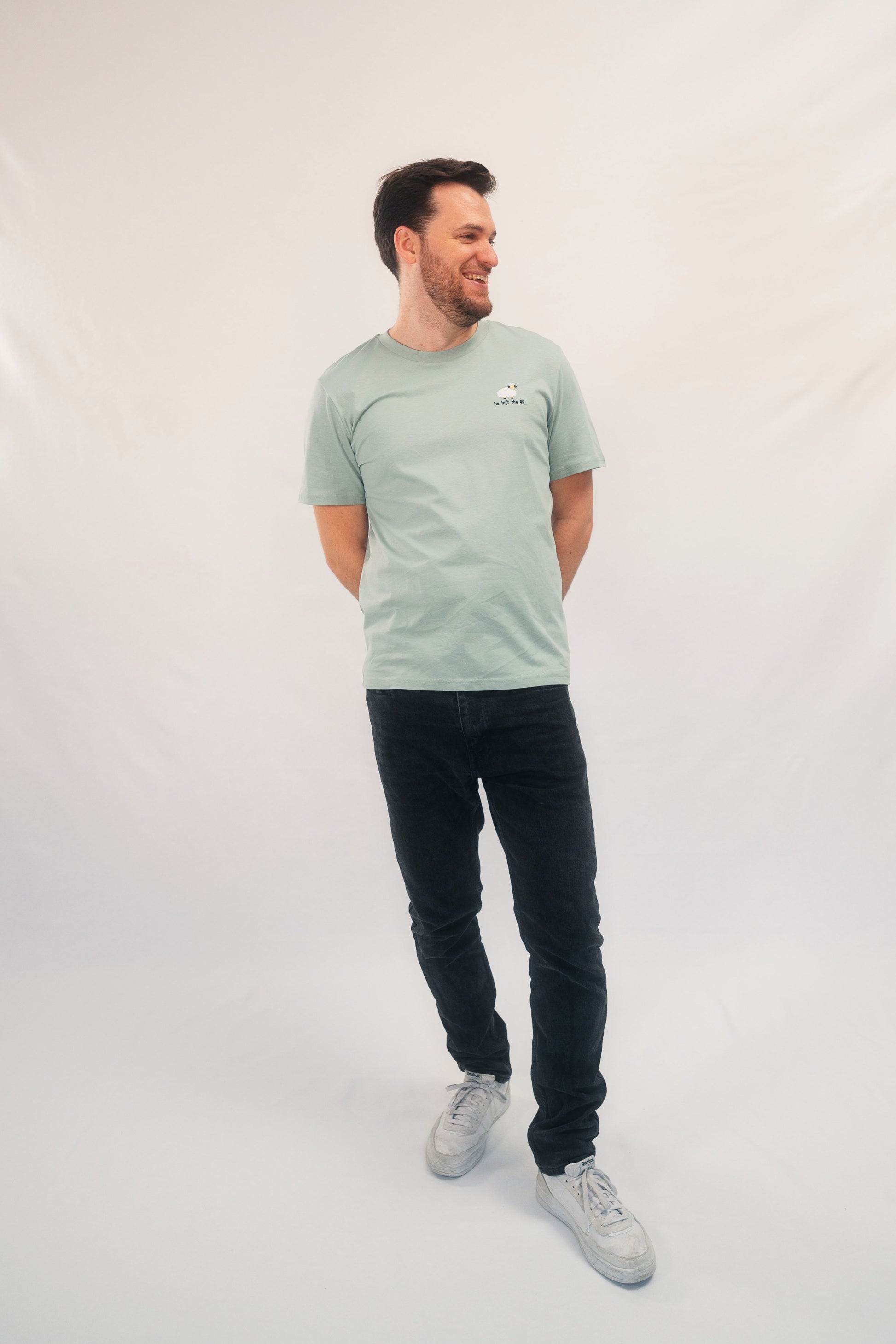 Model Ganzkörperaufnahme, Produkt T-Shirt, Motiv He Left The 99, Farbe Aloe