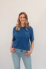 Model Oberkörperaufnahme Frau, Produkt T-Shirt, Motiv [Jesus], Farbe Worker Blue