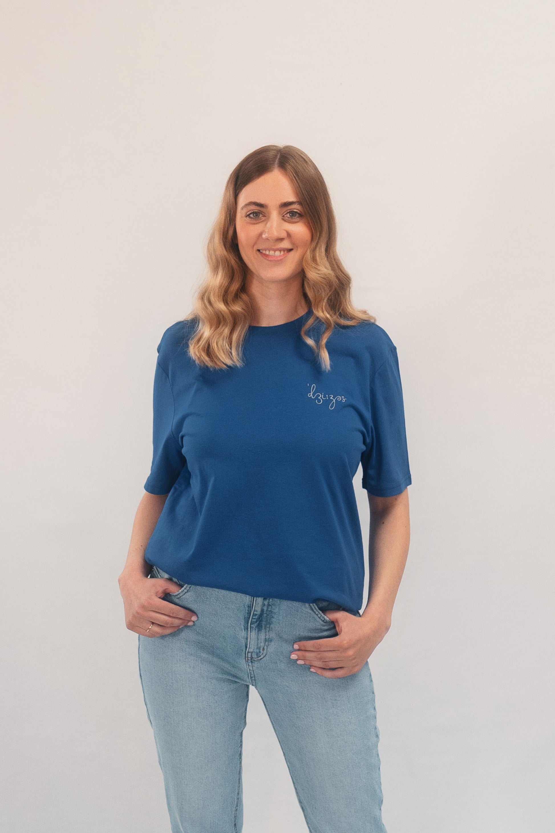 Model Oberkörperaufnahme Frau, Produkt T-Shirt, Motiv [Jesus], Farbe Worker Blue