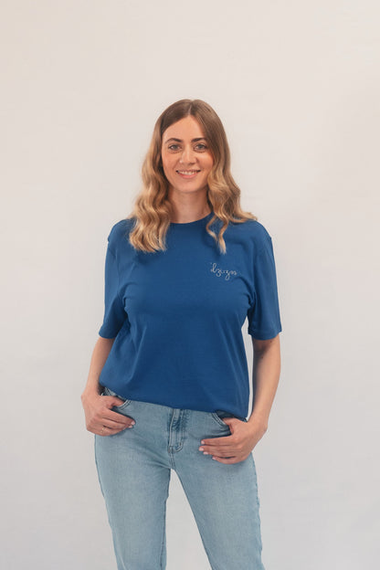 Model Oberkörperaufnahme Frau, Produkt T-Shirt, Motiv [Jesus], Farbe Worker Blue