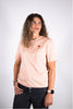 Model Oberkörperaufnahme, Produkt T-Shirts, Motiv He Rose, Farbe Fraiche Peche
