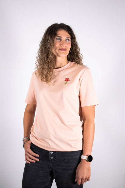 Model Oberkörperaufnahme, Produkt T-Shirts, Motiv He Rose, Farbe Fraiche Peche