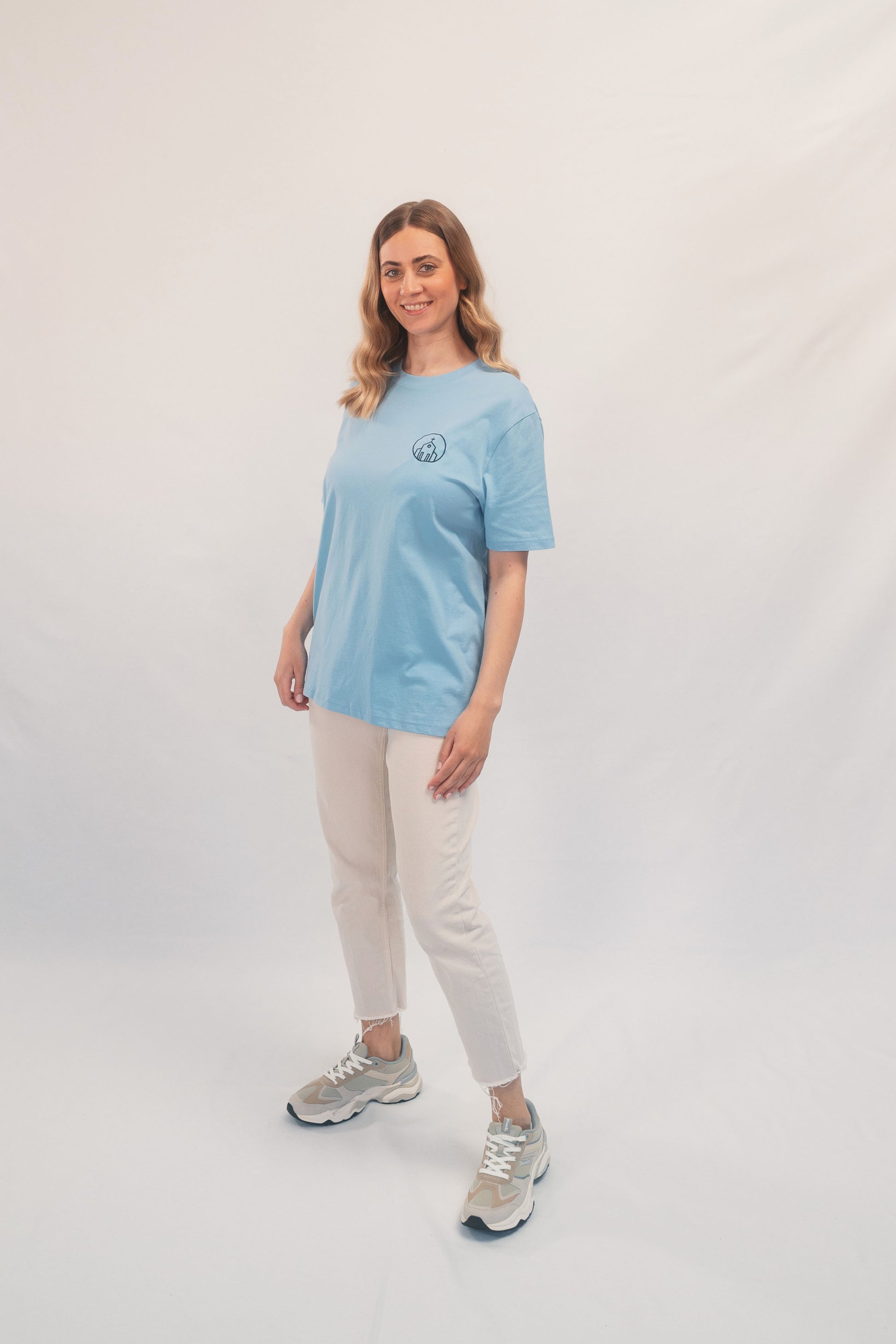 Model Ganzkörperaufnahme Frau, Produkt T-Shirt, Motiv Church, Farbe Blue Soul