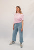 Model Ganzkörperaufnahme, Produkt T-Shirt, Motiv Joy Peace Hope, Farbe Cotton Pink