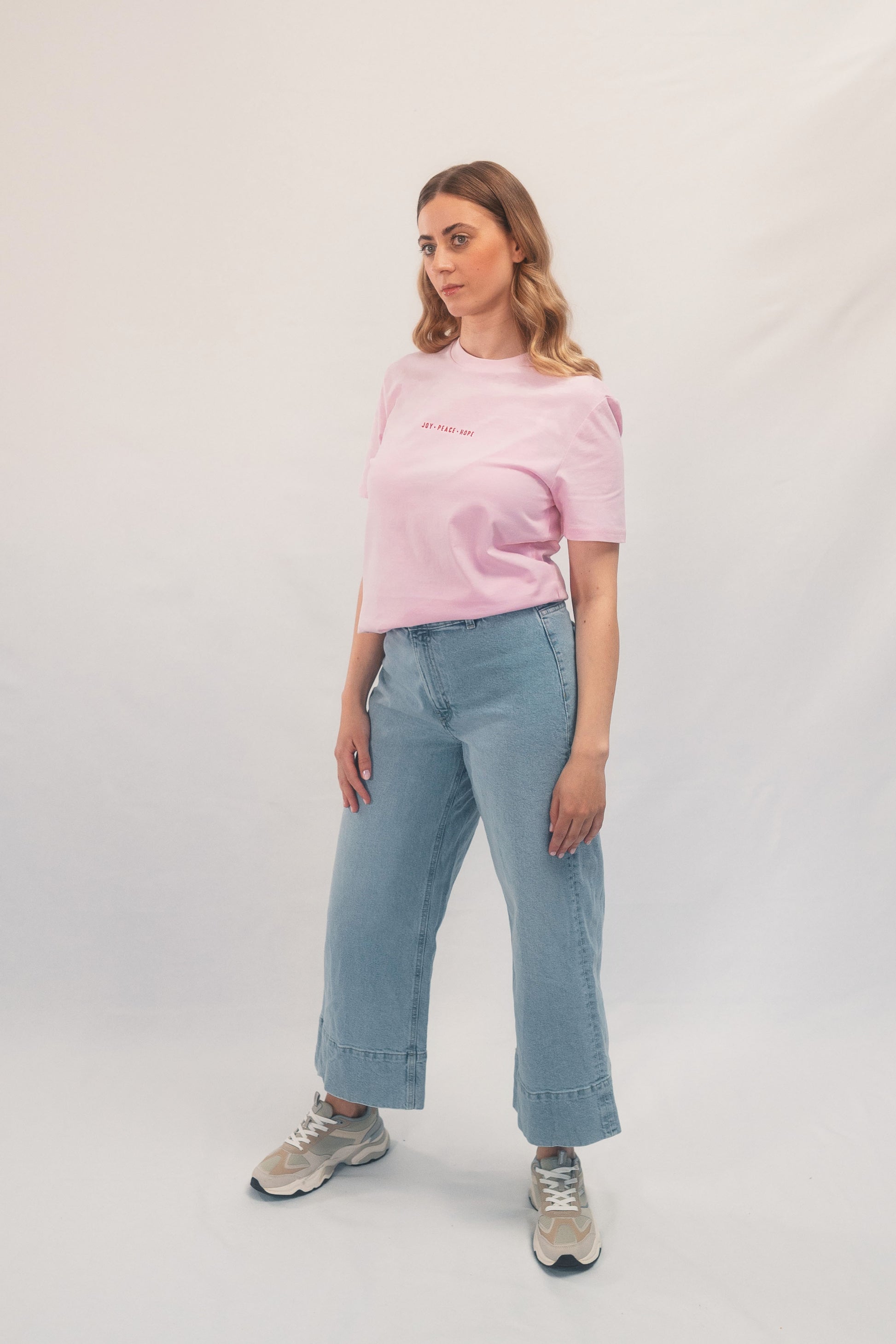 Model Ganzkörperaufnahme, Produkt T-Shirt, Motiv Joy Peace Hope, Farbe Cotton Pink