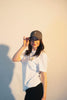 Model Oberkörperaufnahme 1, Produkt Motiv Baseball Cap, Kreuz, Farbe Charcoal