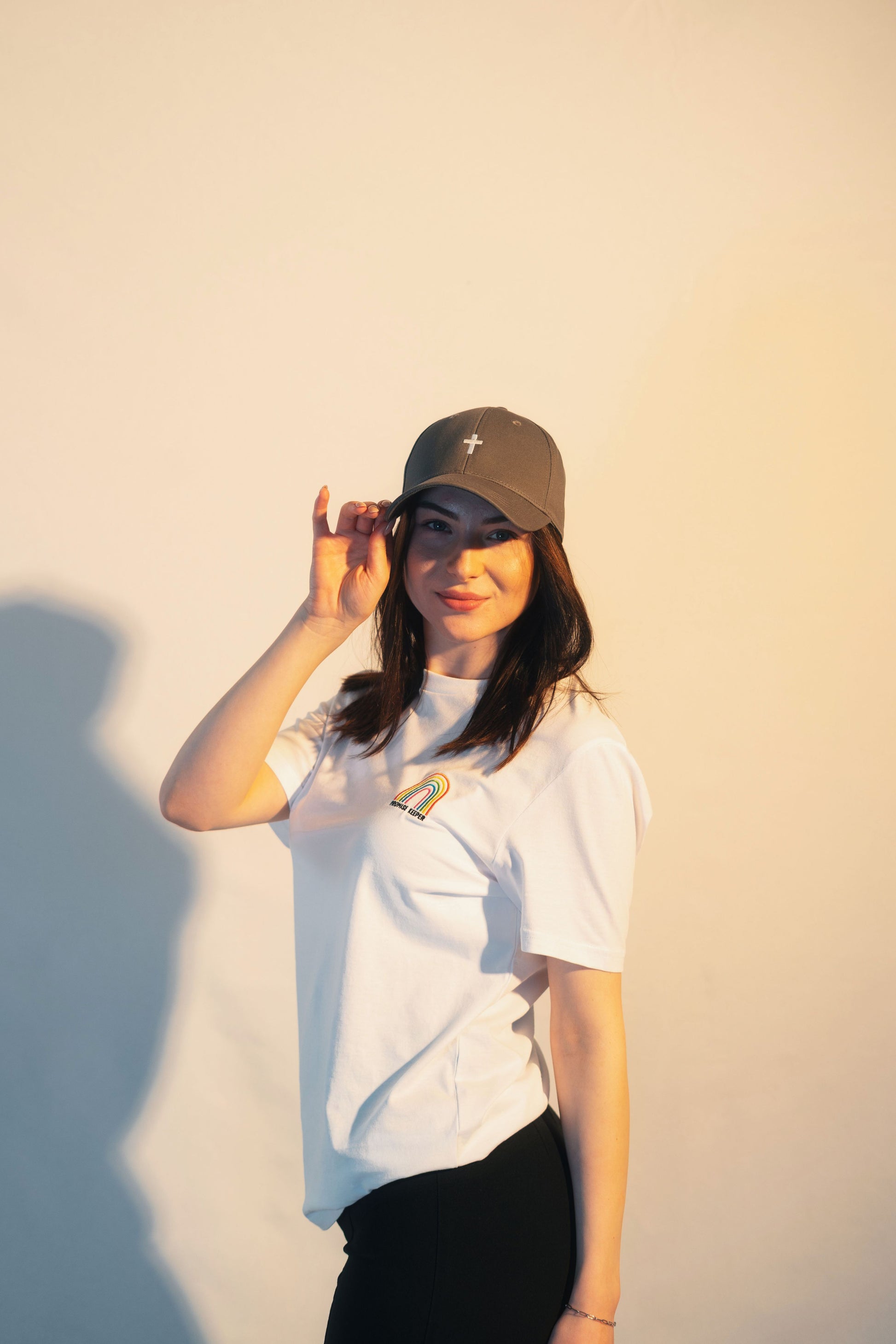 Model Oberkörperaufnahme 1, Produkt Motiv Baseball Cap, Kreuz, Farbe Charcoal
