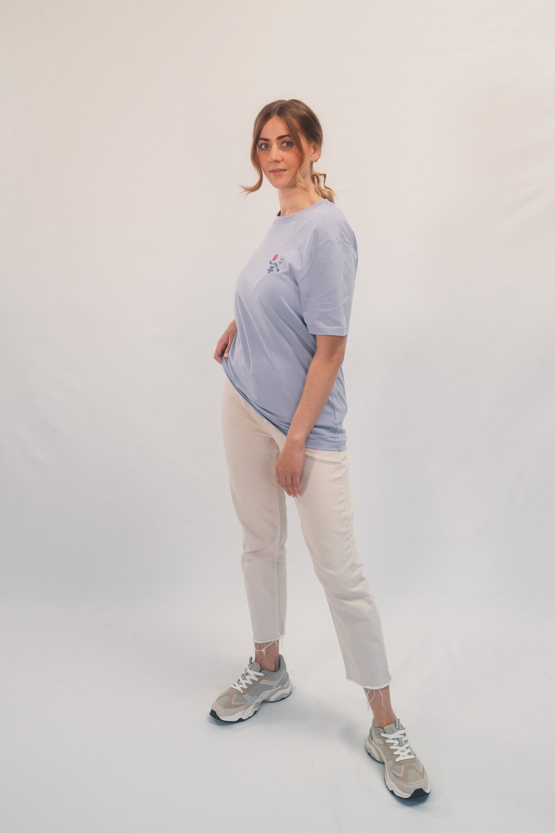Model Ganzkörperaufnahme, Produkt T-Shirt, Motiv Jesus Loves You, Farbe Lavender