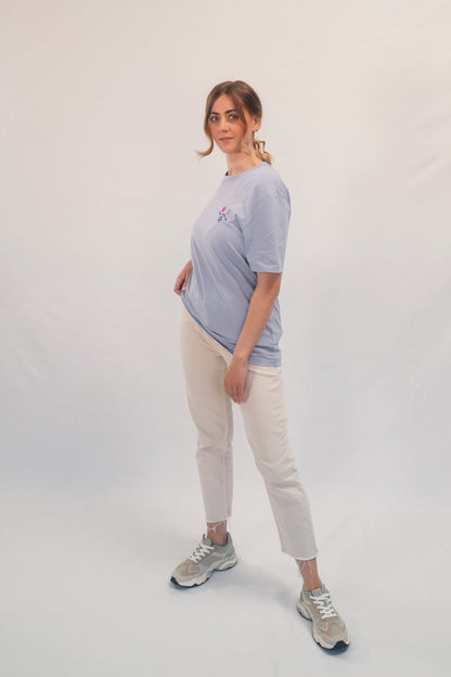 Model Ganzkörperaufnahme, Produkt T-Shirt, Motiv Jesus Loves You, Farbe Lavender