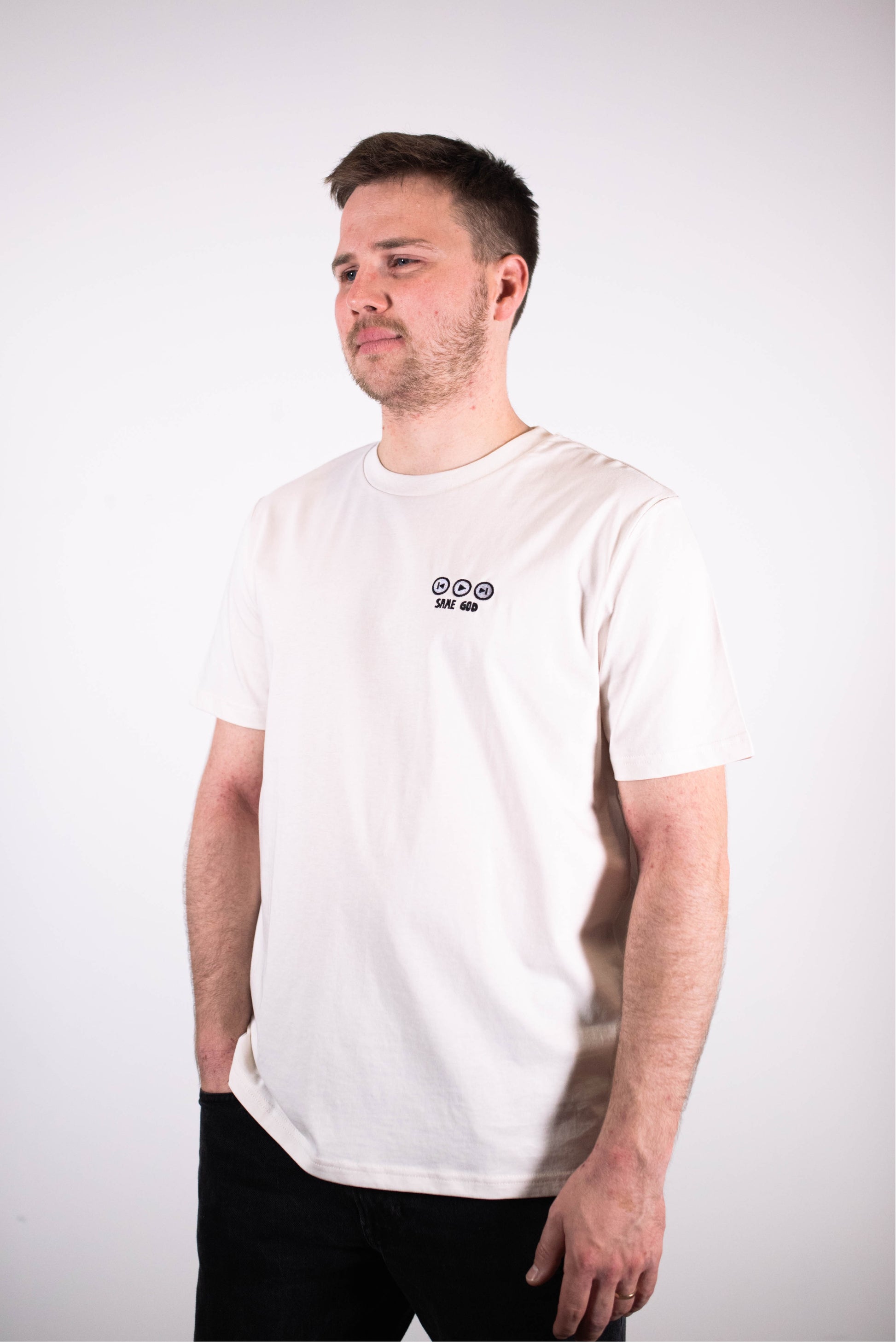 Model Oberkörperaufnahme, Produkt T-Shirts, Motiv Same God, Farbe Vintage White
