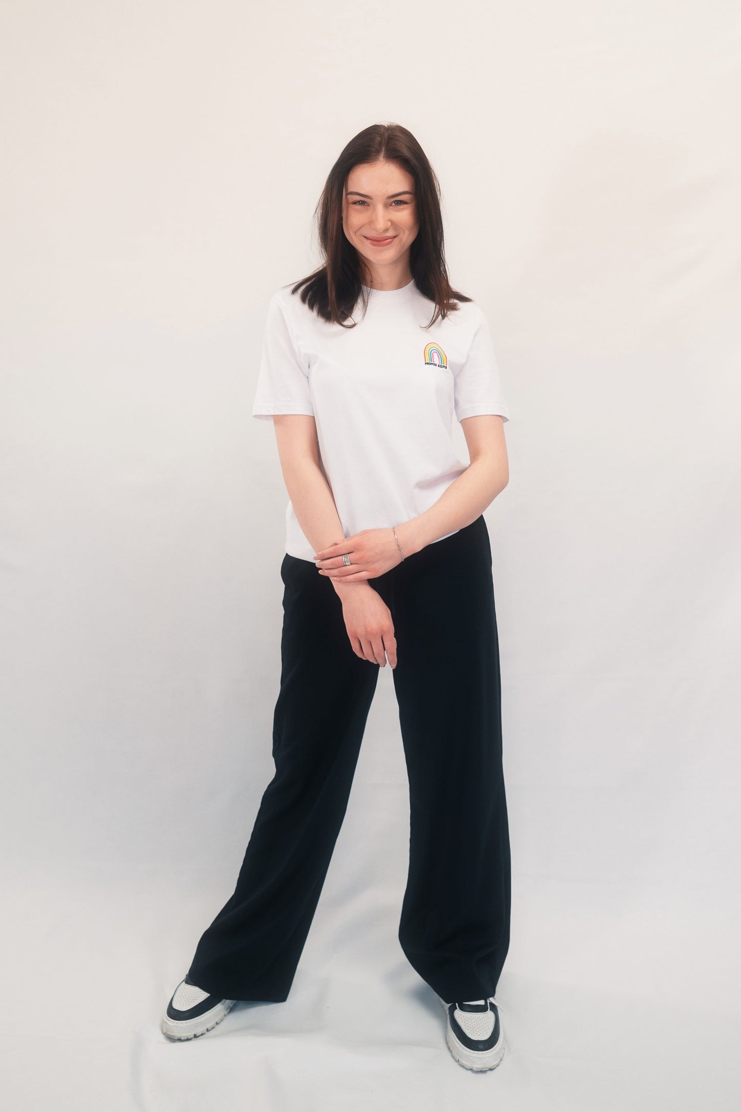 Model Ganzkörperaufnahme, Produkt T-Shirt, Motiv Promise Keeper, Farbe White