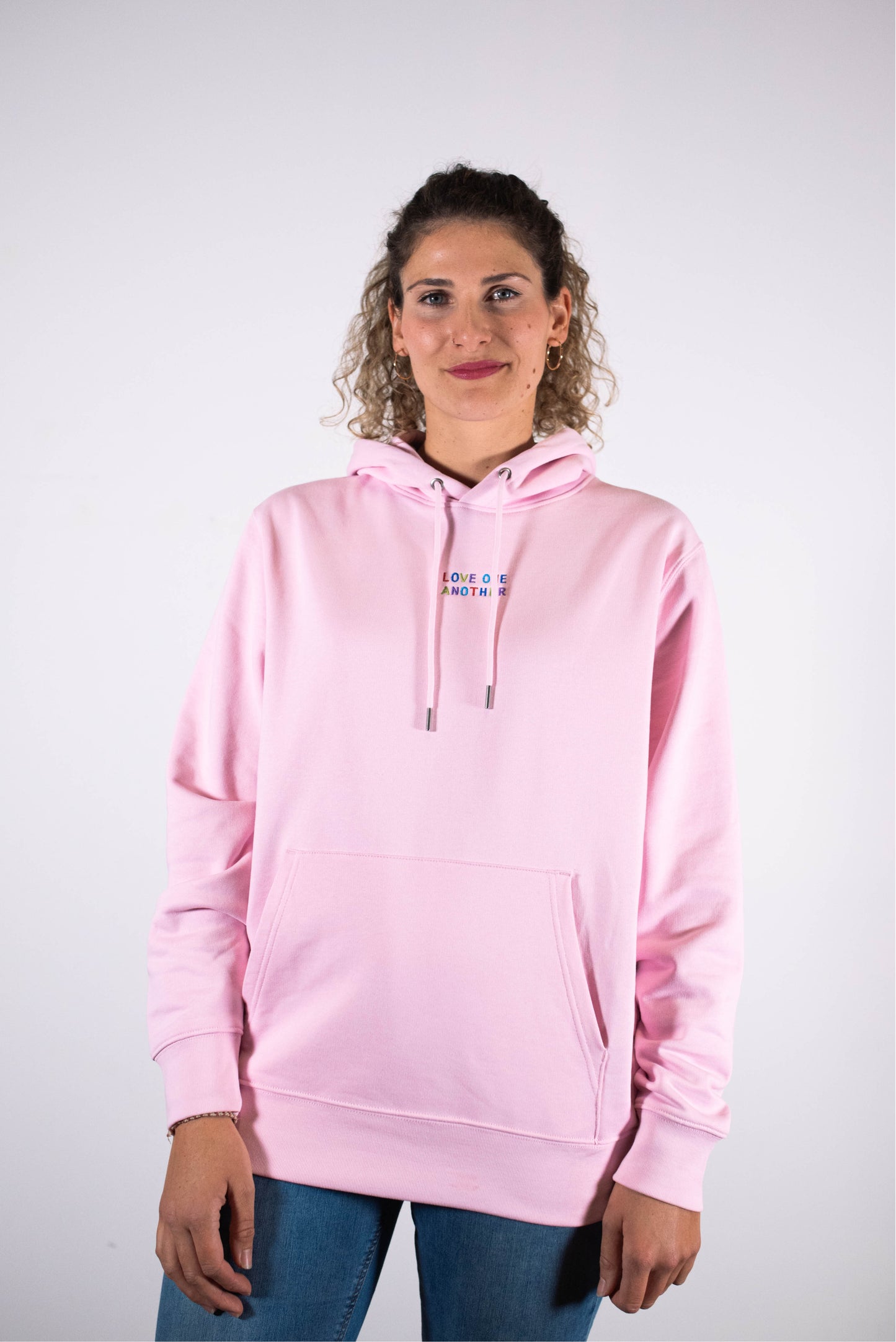 Model Oberkörperaufnahme, Produkt Hoodie, Motiv Love One Another, Farbe Cotton Pink