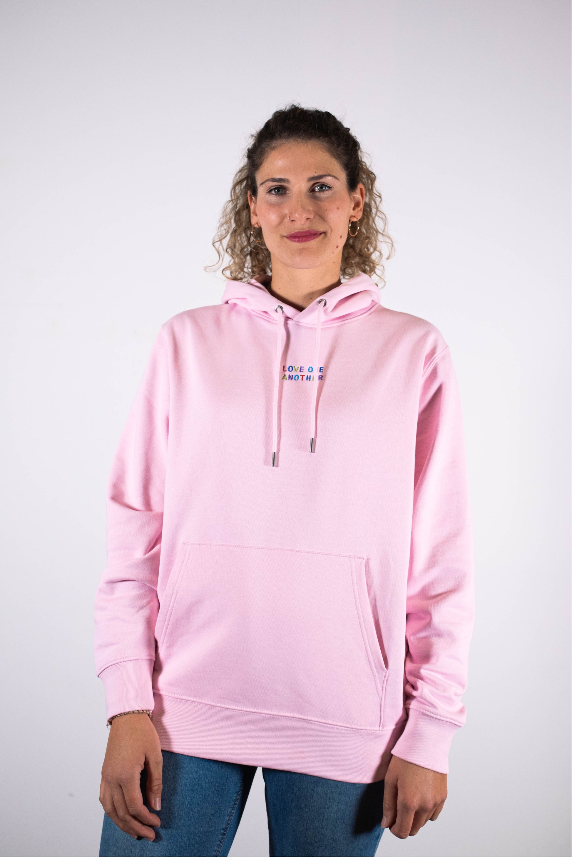 Model Oberkörperaufnahme, Produkt Hoodie, Motiv Love One Another, Farbe Cotton Pink