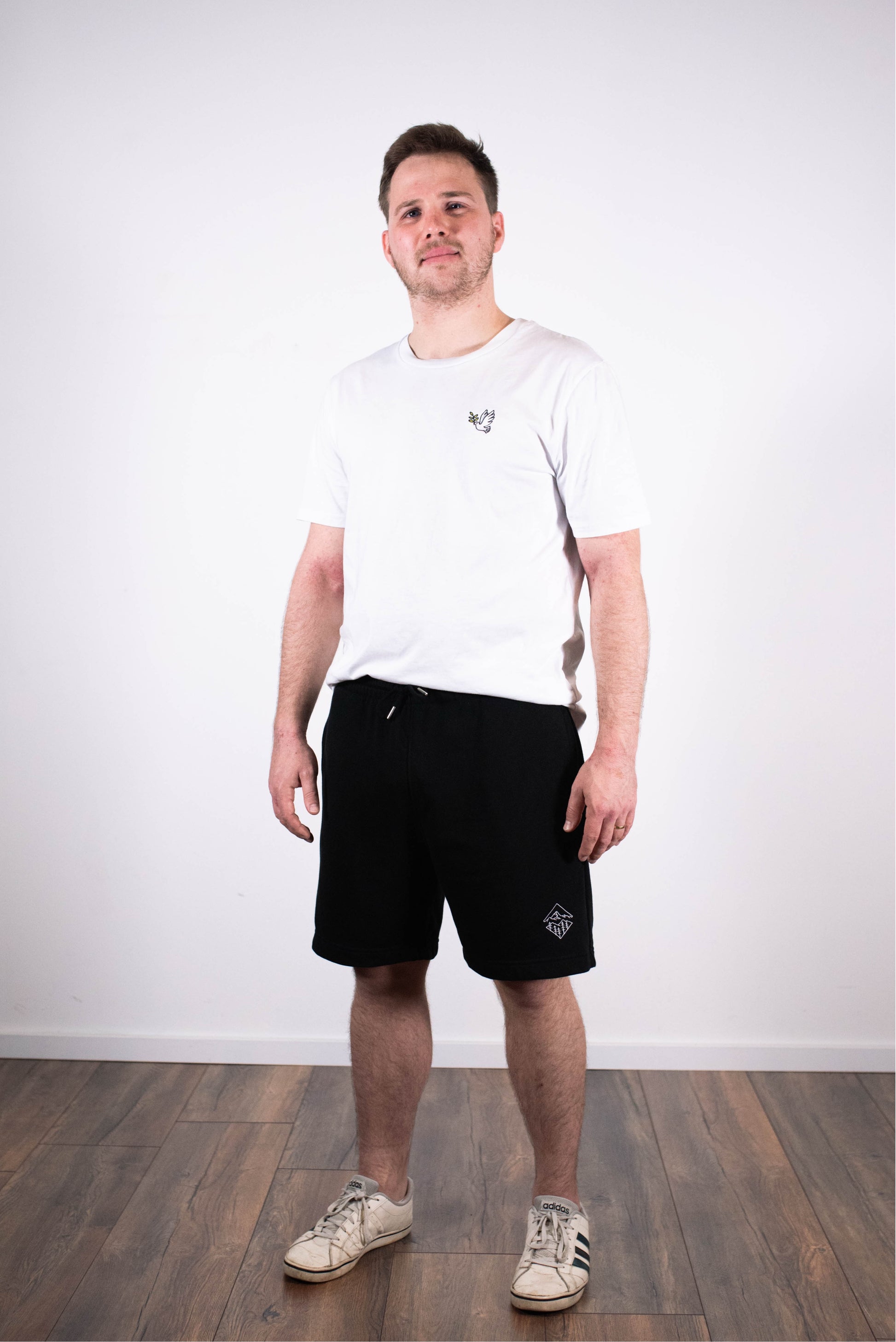 Model Ganzkörperaufnahme, Produkt Shorts, Motiv Glaube versetzt Berge, Farbe Black