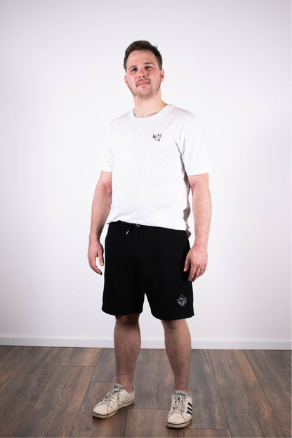 Model Ganzkörperaufnahme, Produkt Shorts, Motiv Glaube versetzt Berge, Farbe Black