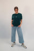 Model Ganzkörperaufnahme, Produkt T-Shirt, Motiv Trust, Farbe Glazed Green