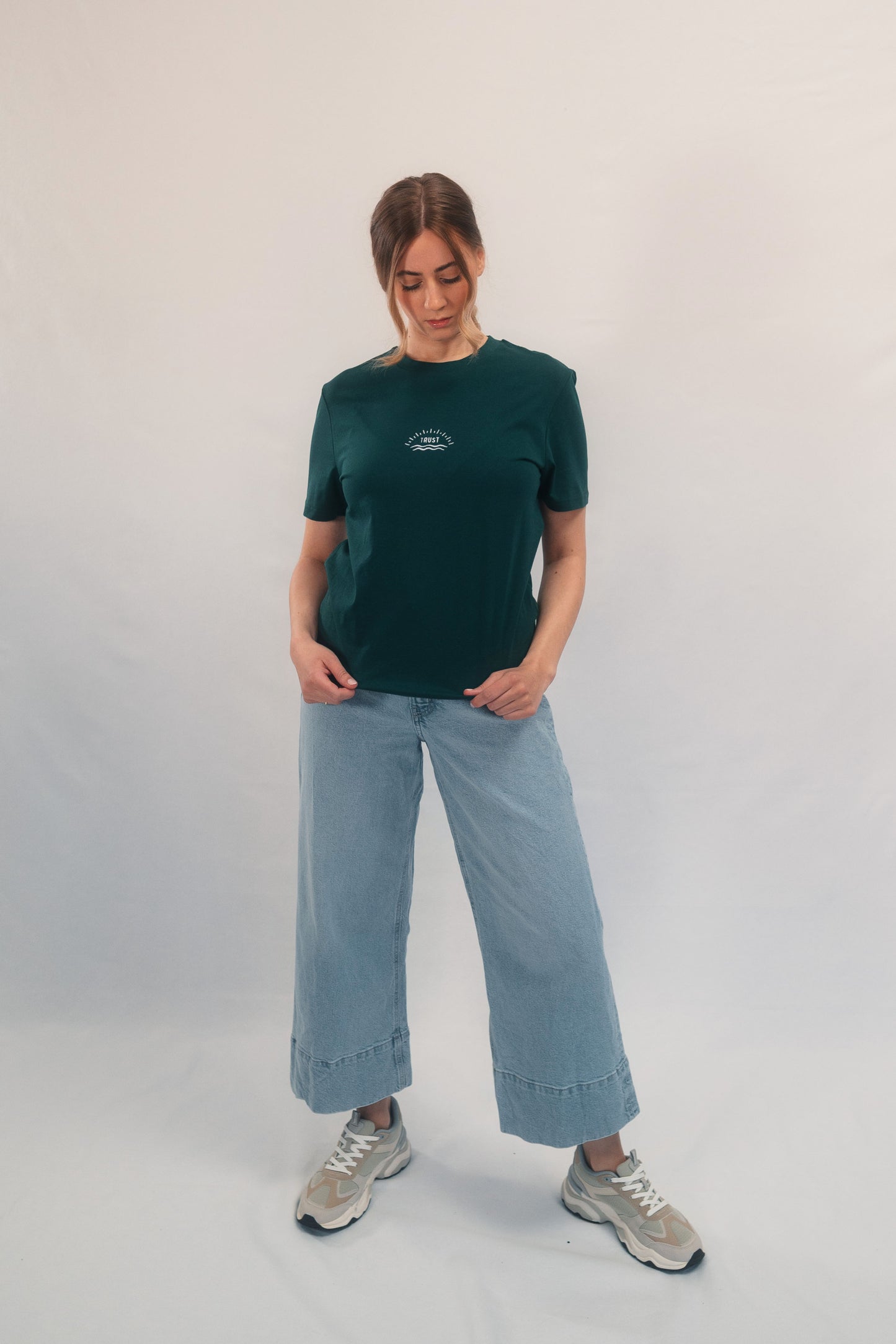 Model Ganzkörperaufnahme, Produkt T-Shirt, Motiv Trust, Farbe Glazed Green