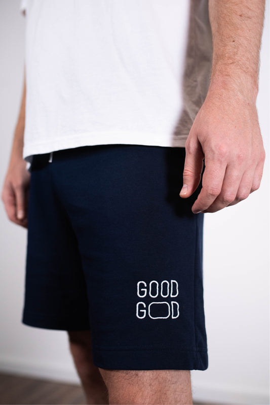 Model Nahaufnahme, Produkt Shorts, Motiv Good God, Farbe French Navy