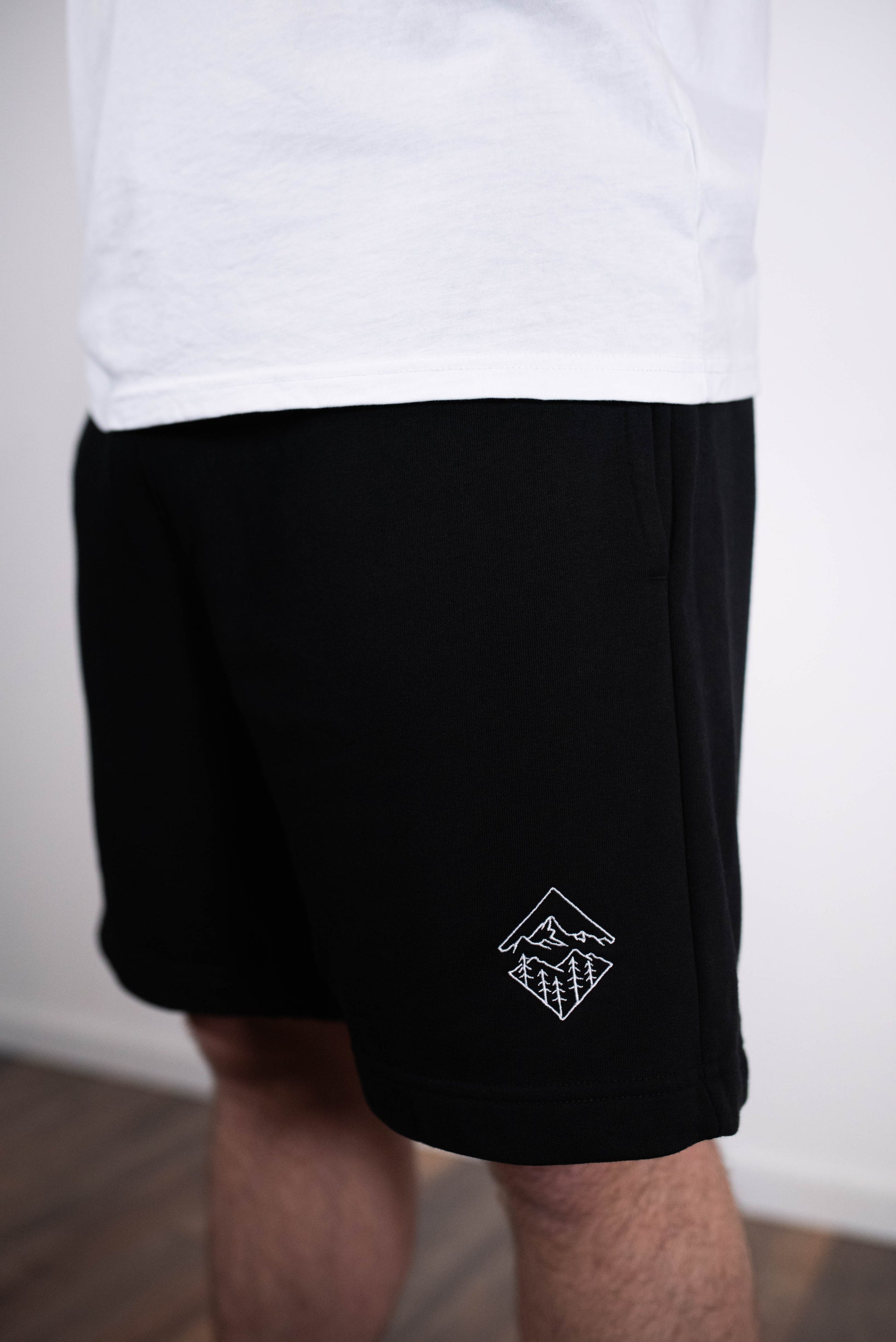 Model Nahaufnahme, Produkt Shorts, Motiv Glaube versetzt Berge, Farbe Black