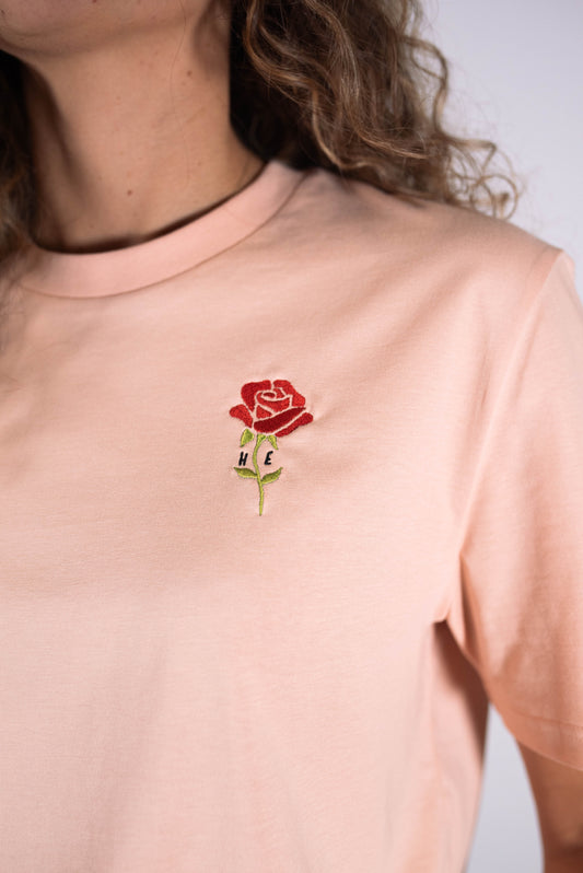 Model Nahaufnahme, Produkt T-Shirts, Motiv He Rose, Farbe Fraiche Peche