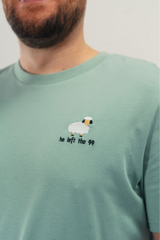 Model Nahaufnahme, Produkt T-Shirt, Motiv He Left The 99, Farbe Aloe