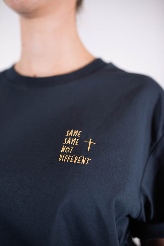 Model Nahaufnahme, Produkt T-Shirts, Motiv Same Same not Different, Farbe India Ink Grey