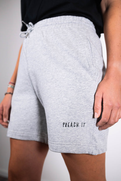 Model Nahaufnahme, Produkt Shorts, Motiv Preach It, Farbe Heather Grey