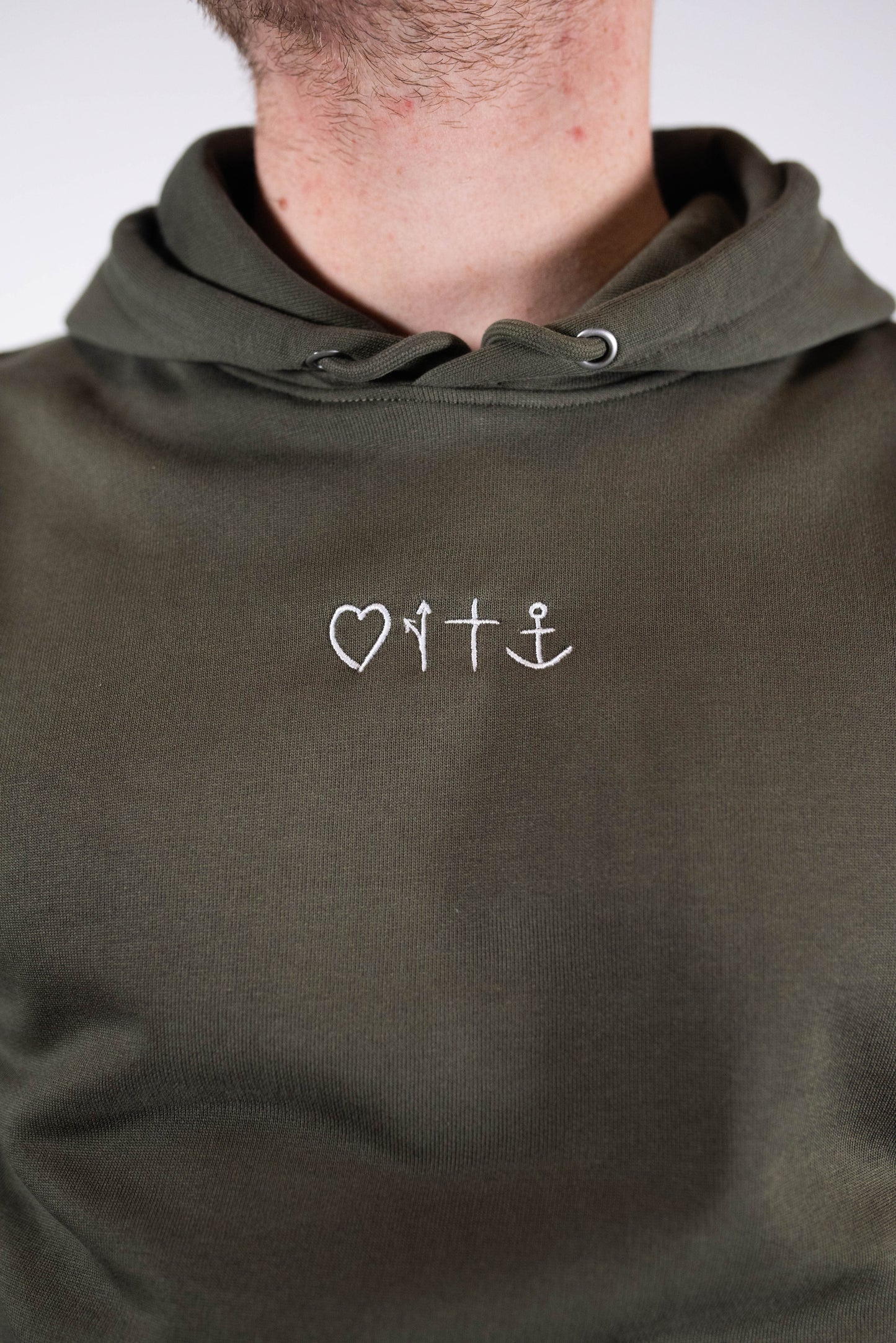 Model Nahaufnahme, Produkt Hoodie, Motiv Gospel, Farbe Khaki