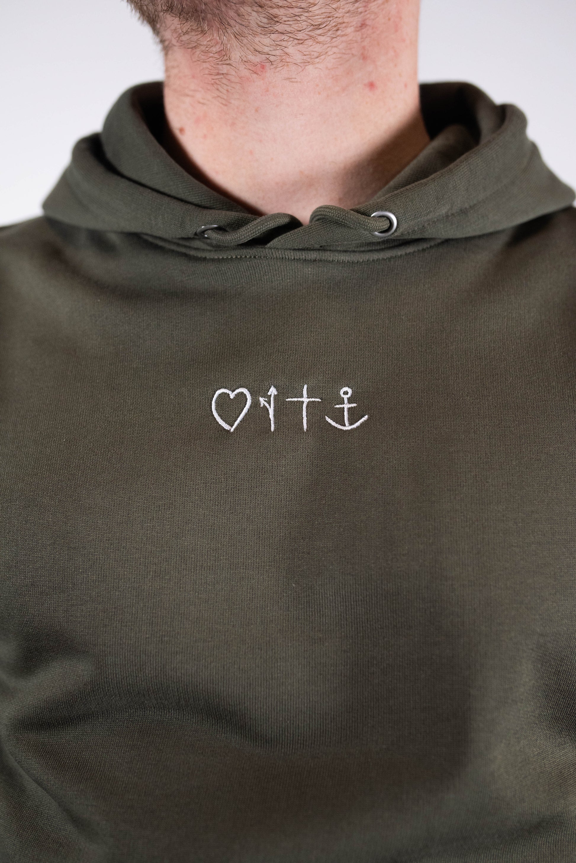 Model Nahaufnahme, Produkt Hoodie, Motiv Gospel, Farbe Khaki